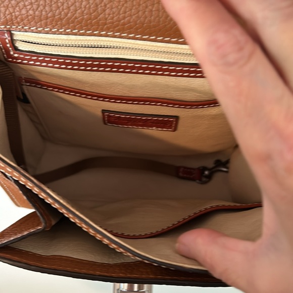 Dooney &Bourke crossbody bag. Great condition long strap that can shorten. - Picture 5 of 7